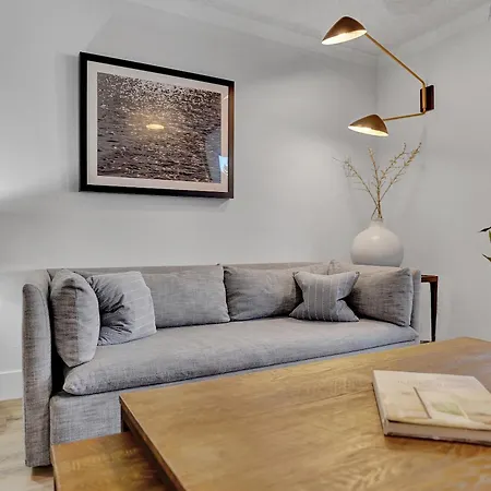 Stylish Modern Apartments At Gables Grand Plaza In Miami Room photo