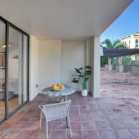Stylish Modern Apartments At Gables Grand Plaza In Miami Room photo