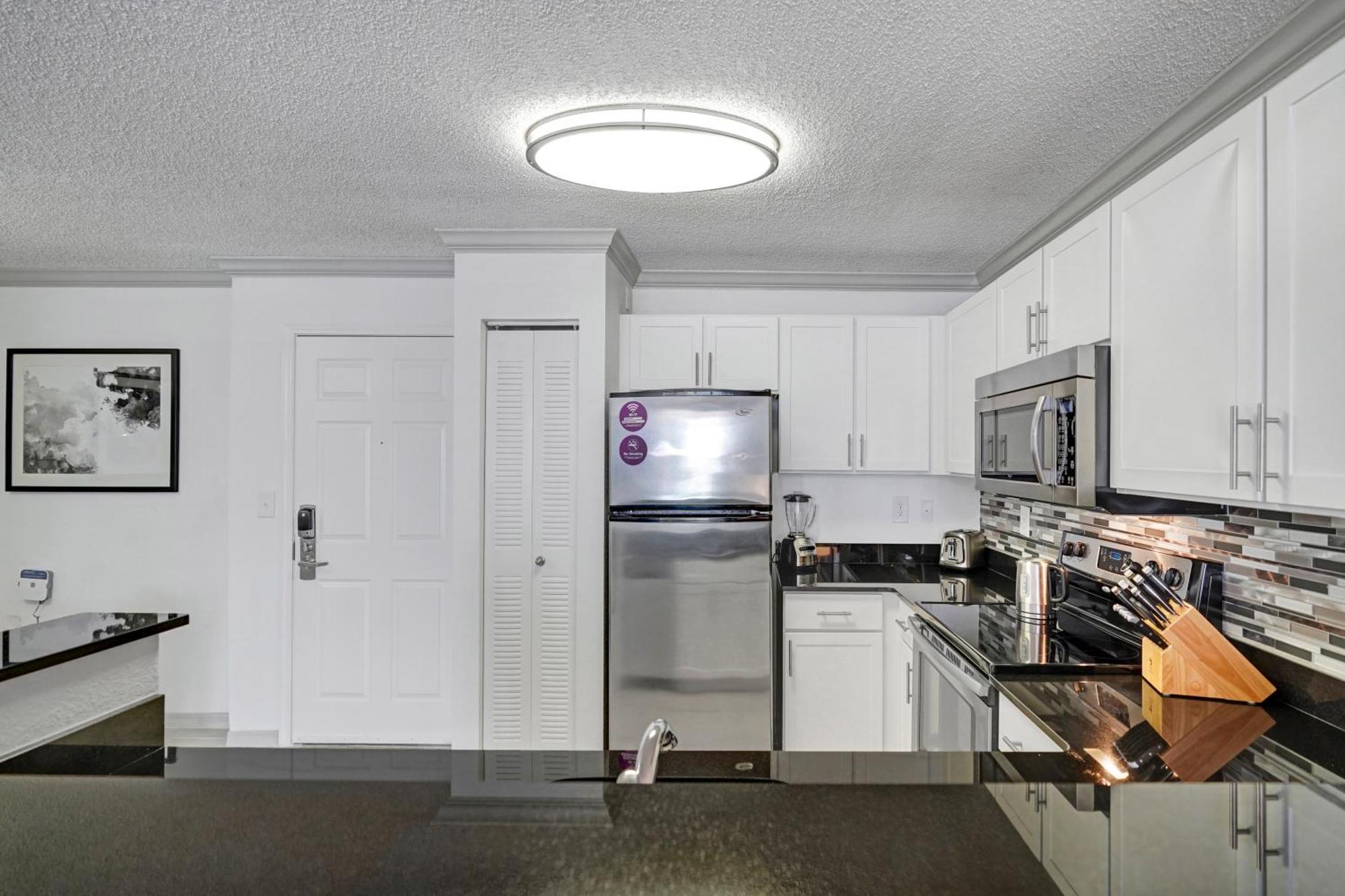 Stylish Modern At Gables Grand Plaza In Apartment *