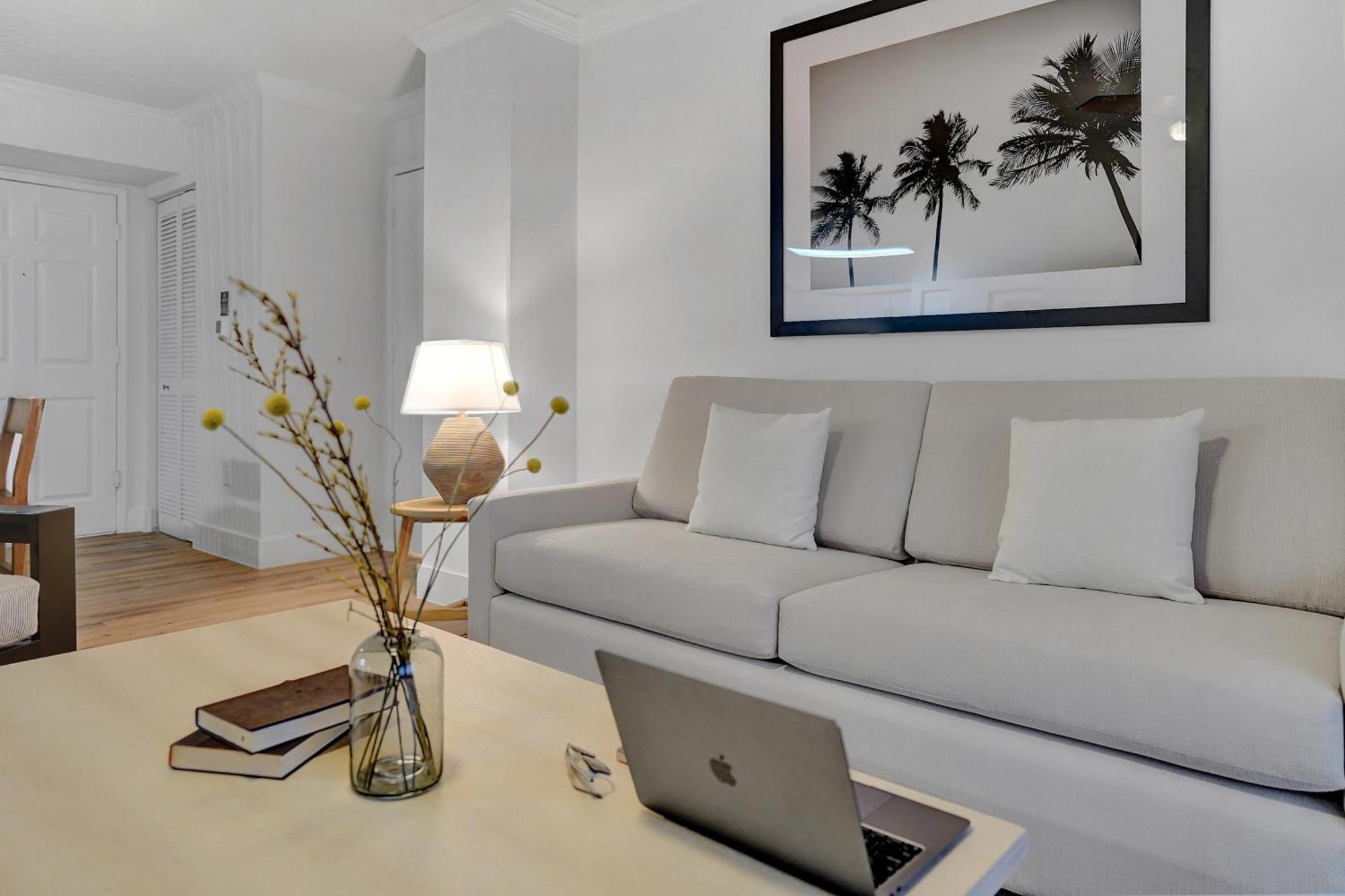 Stylish Modern At Gables Grand Plaza In Apartment *