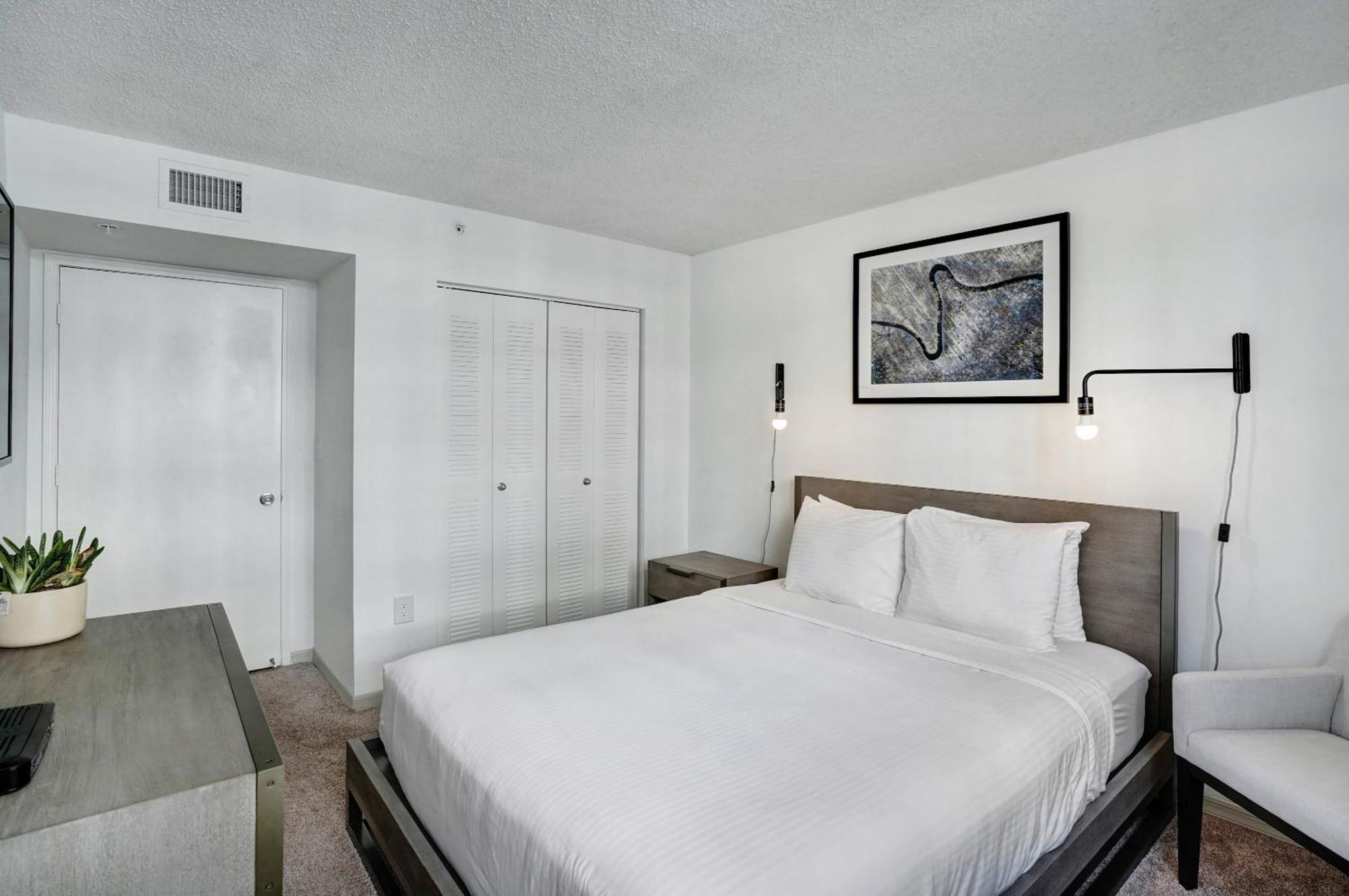 Stylish Modern At Gables Grand Plaza In Apartment Miami